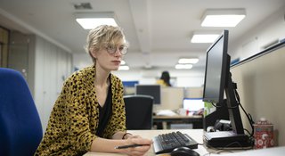 Woman-office-computer